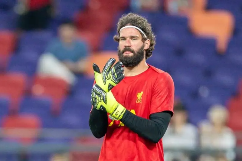 أليسون بيكر يترك معسكر ليفربول في اليابان: الأسباب والتبعات