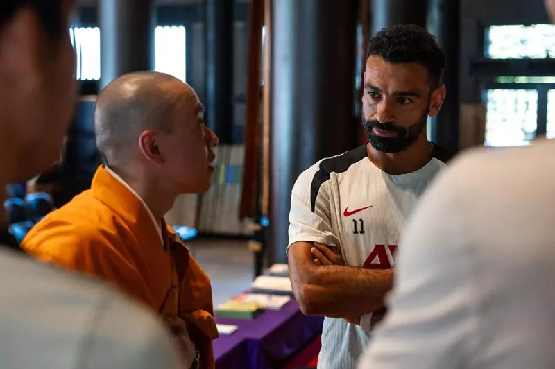 جلسة تأمل فريدة لصلاح وبعثة ليفربول في طوكيو: لحظات من الاسترخاء والسلام