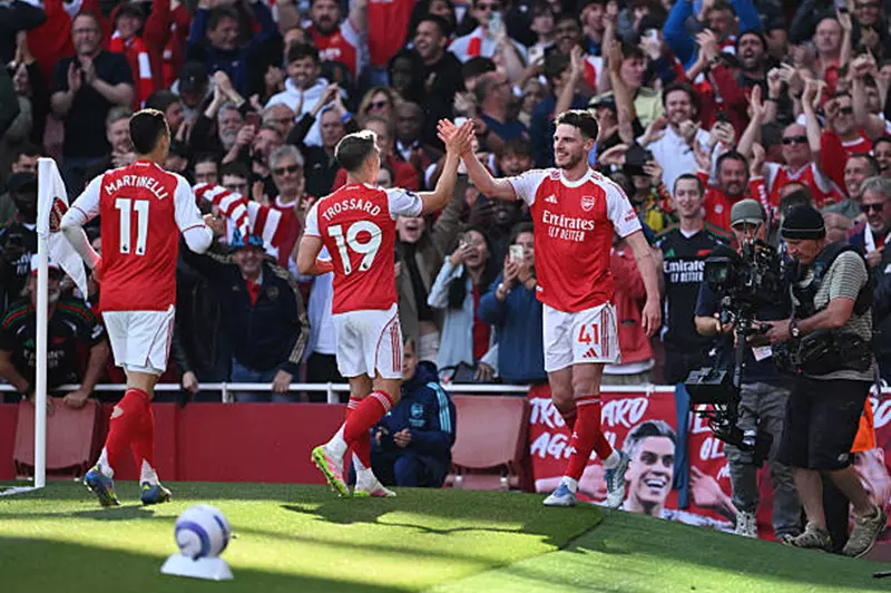 صباح الكرة الأوروبية: صفقات جديدة وآفاق مستقبلية في أرسنال ودي يونج وأسینسيو