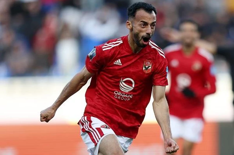 عبد القادر ينفي شائعات رحيله عن الأهلي ويؤكد التزامه