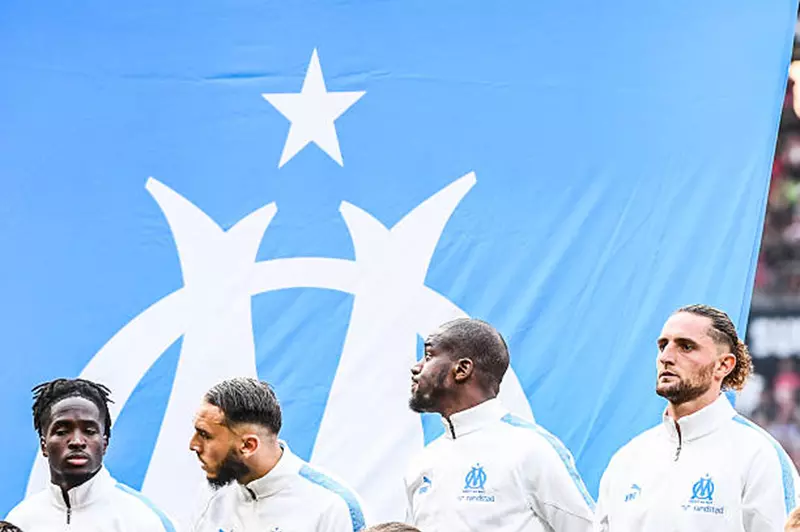 أبعاد الصراع في غرفة الملابس: استبعاد ثنائي مارسيليا وتأثيره على الفريق