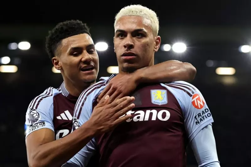 أستون فيلا يسعى لتأمين مستقبل نجمه بعقد طويل الأمد