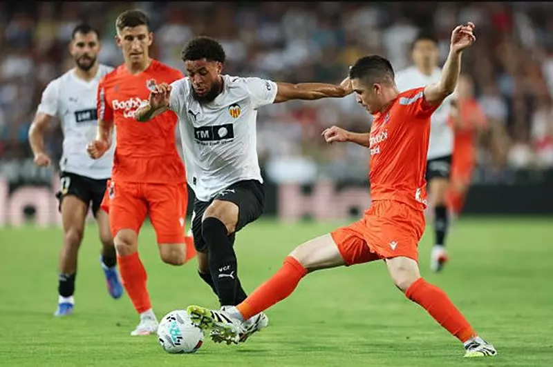 أوساسونا يتفوق على فالنسيا بفوز تاريخي في الدوري الإسباني