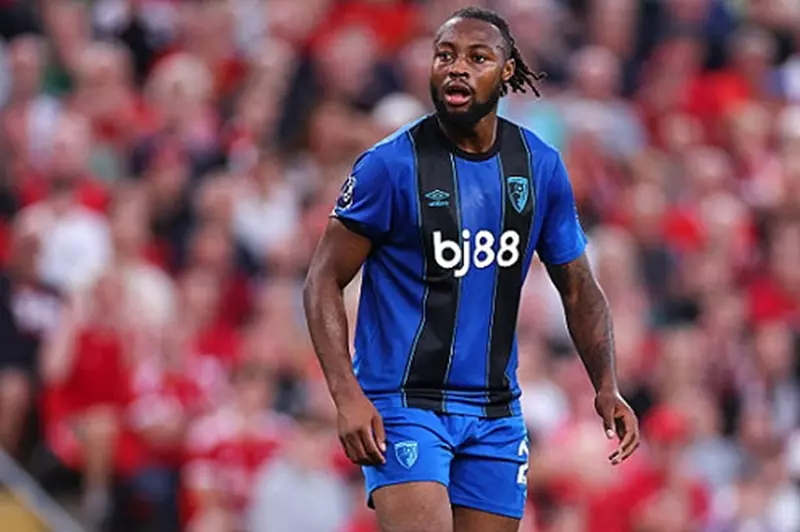 إهانات مشجع ليفربول العنصري من كرسيه المتحرك: قصة مثيرة للجدل في إنجلترا