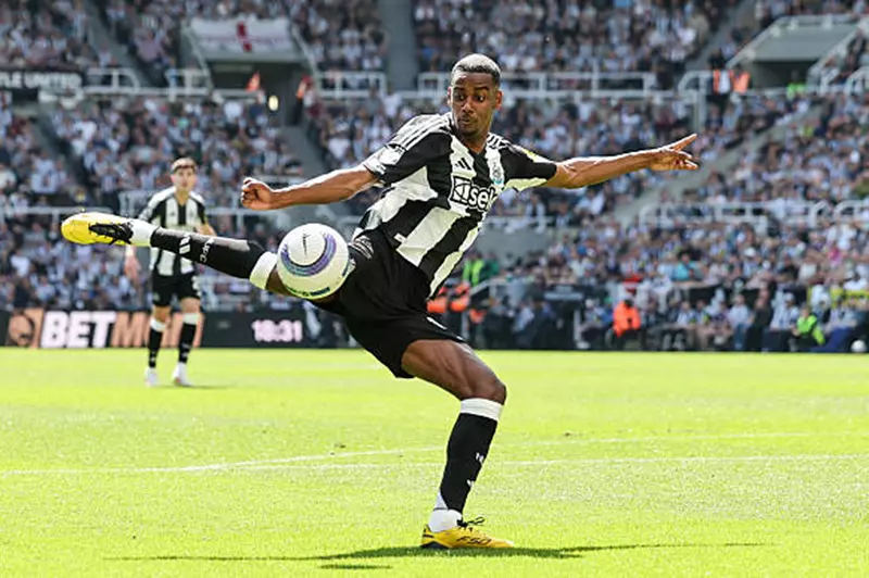 إيزاك يتألق ويقود نيوكاسل نحو النصر المنتظر