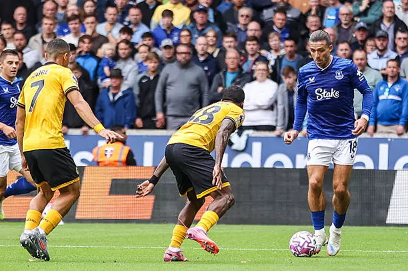 إيفرتون يتفوق على وولفرهامبتون ويحقق ريمونتادا مثيرة ضد سندرلاند