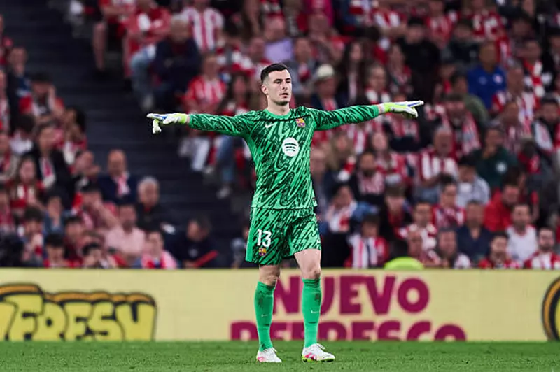 إيناكي بينيا: حل الأزمة الحارسية في برشلونة بصفقة الإعارة