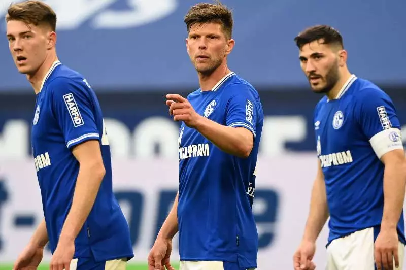 اتهامات خطيرة بالعنصرية ضد لاعب شالكه في كأس ألمانيا