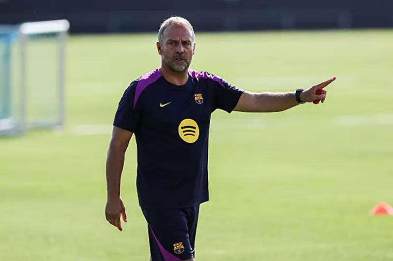 احتدام الأجواء في برشلونة: انتقادات للاعبين تجاه فليك بسبب الجولة الآسيوية