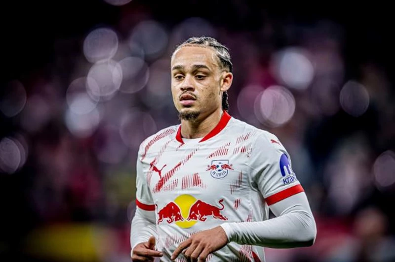 استراتيجيات أندية الدوري الإنجليزي في ضم اللاعبين الموهوبين: حالة سيمونز نموذجاً