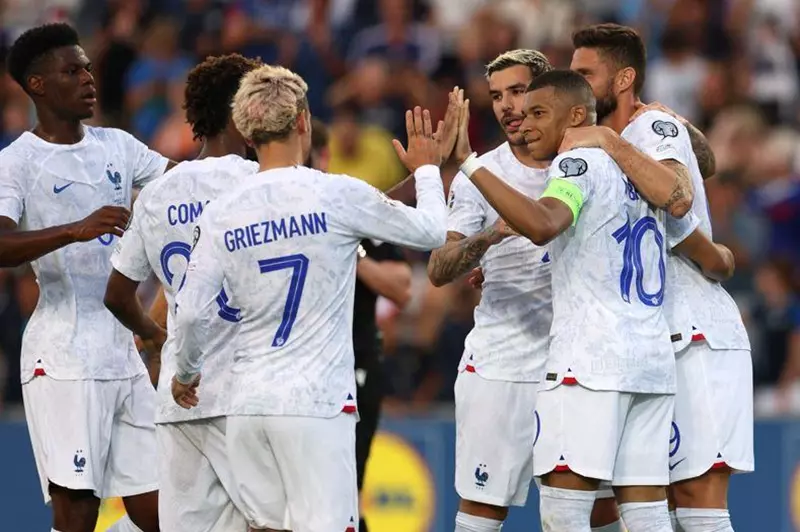 استراتيجيات ديشامب: ضم رابيو، استبعاد إيكيتيكي، ودور جيرو في الفريق