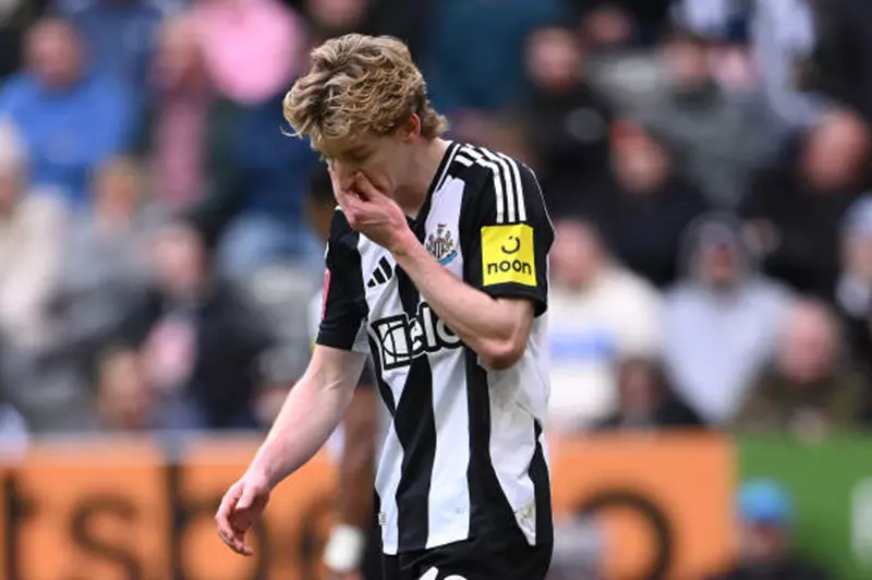 اعتذار أنطوني جوردون عن طرده خلال مواجهة ليفربول