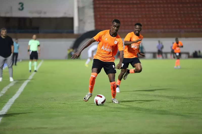 الأحداث المثيرة في مباراة الزمالك وفاركو: طرد نداي وتأثيره على اللعبة