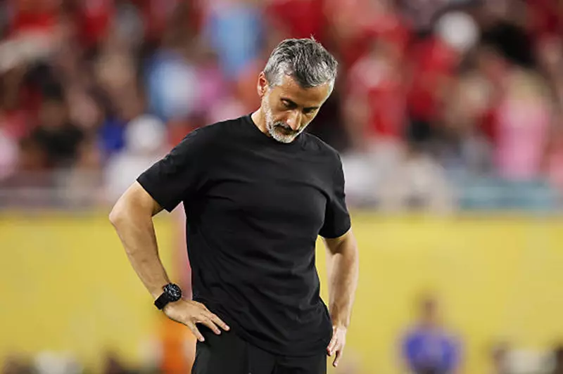 الأهلي يعلن رسمياً إنهاء ارتباطه بالمدرب الإسباني ريبييرو