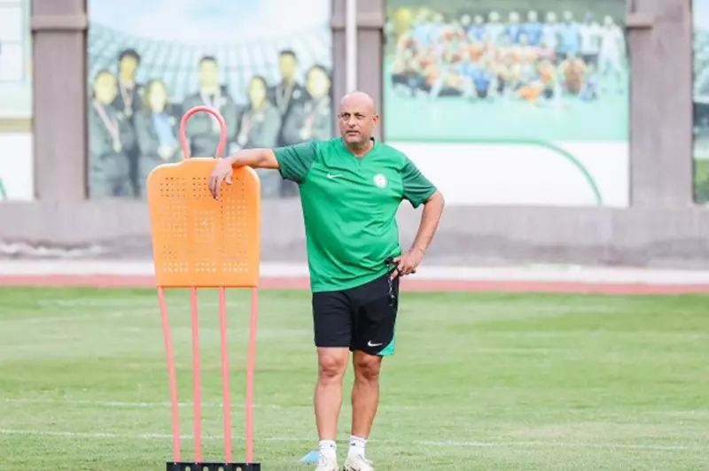 الإقالة الأولى في الدوري المصري: تحليل تأثير قرار البنك الأهلي على فريق طارق مصطفى