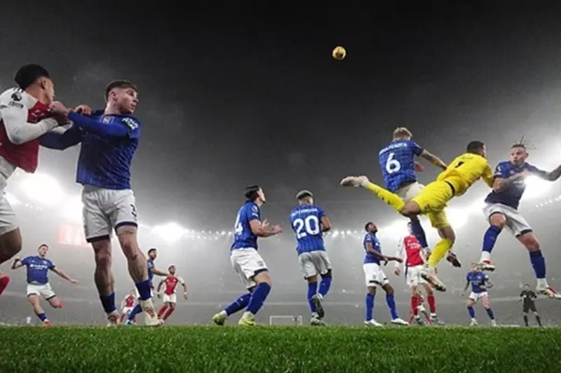 الإمساك بالركنيات: سياسة “الكابتن فقط” وتأثيرها على حكام الدوري الإنجليزي