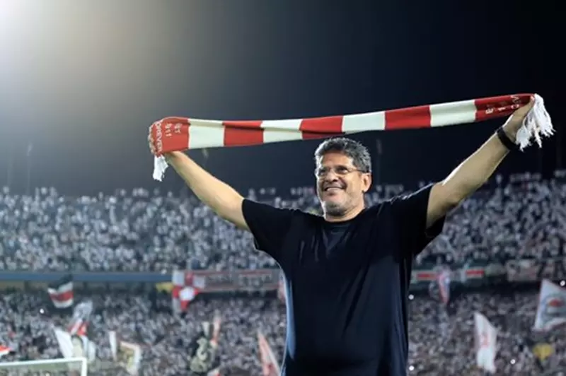 الرمادي يكشف تفاصيل معركته الكلامية في الزمالك واستمراريته.