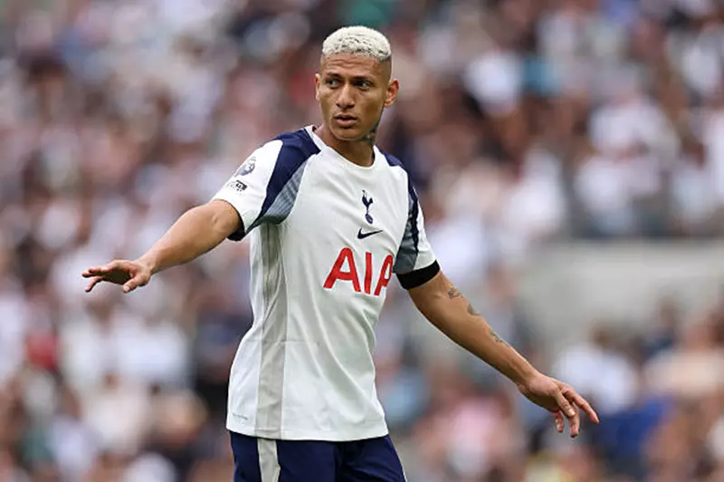 الرياضيون الجدد: ريتشارلسون يتألق ويحقق جوائز الموسم في الدوري الإنجليزي