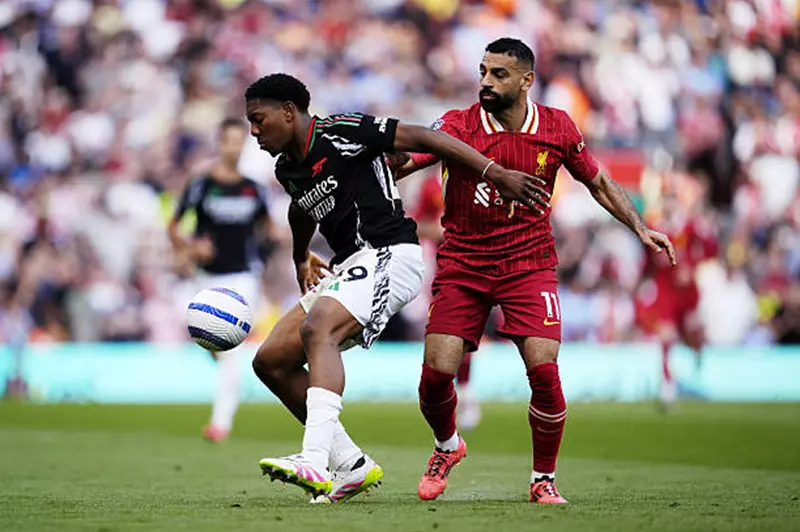 القمة الحاسمة: من يسيطر على مستقبل المنافسة بين ليفربول وأرسنال؟