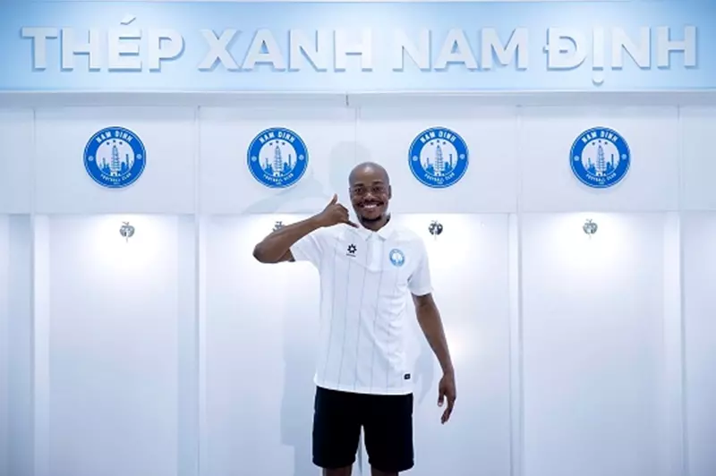 انتقال بيرسي تاو إلى نام دينه: صفقة حرة تحمل آمال جديدة