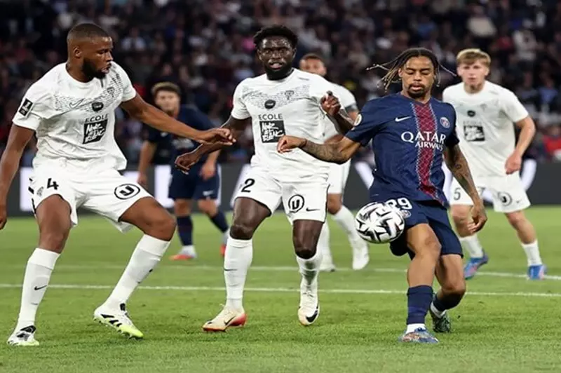 باريس سان جيرمان يتجاوز عقبة أنجيه بصعوبة في الدوري الفرنسي