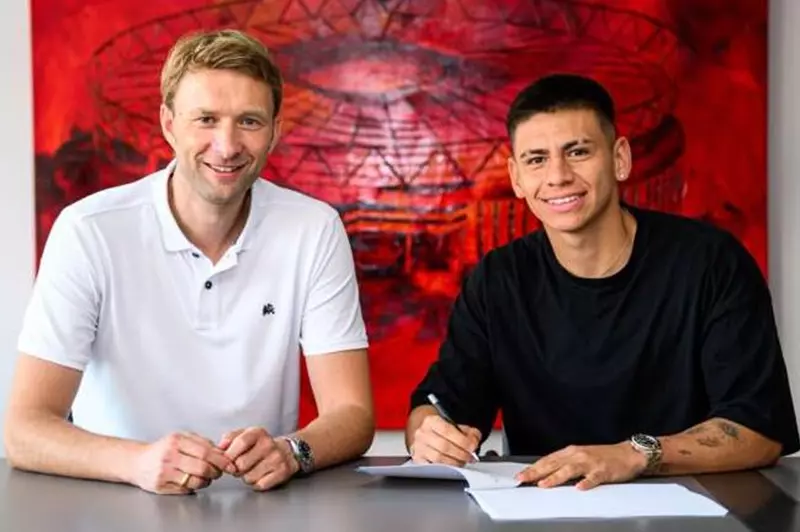 باير ليفركوزن يضم كلاوديو إتشيفيري من مانشستر سيتي بالإعارة