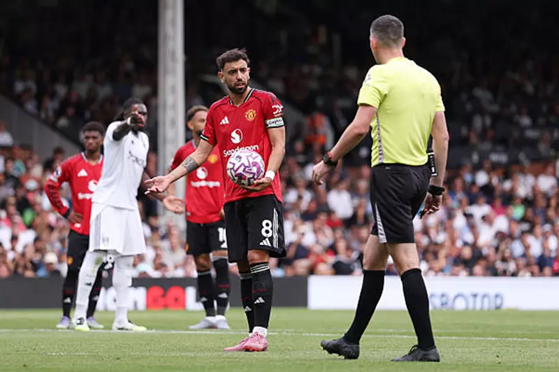 برونو فرنانديز يعبر عن غضبه تجاه حكم مباراة مانشستر يونايتد وفولهام بعد واقعة ركلة الجزاء