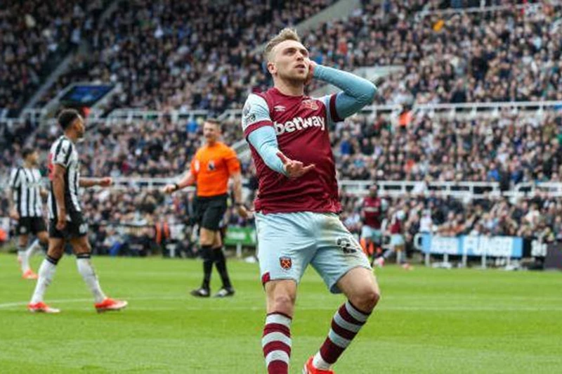 بوين يعتذر لجماهير وست هام بعد مشادة عقب خسارة ولفرهامبتون