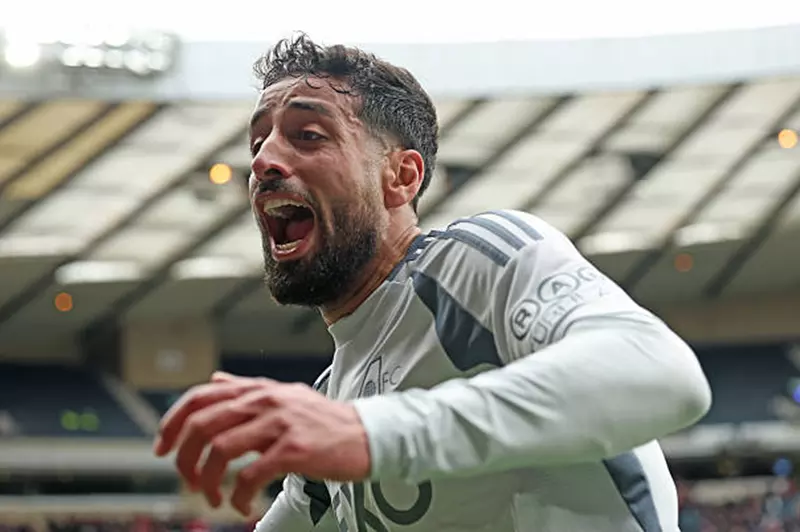 تحليل مفصل لمهارات الدباغ كحارس مرمى ومدافع في كرة القدم