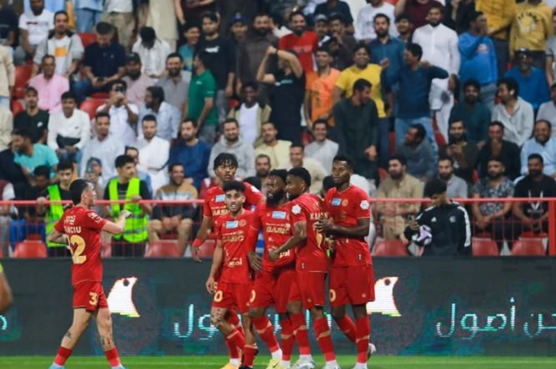 تعادل مثير بين ضمك والحزم في بداية دوري روشن