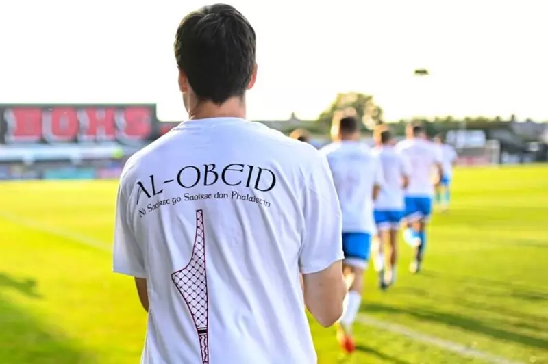 تكريم سليمان العبيد: إيرلندا تحتفل ببطولاته من خلال قمصان خاصة