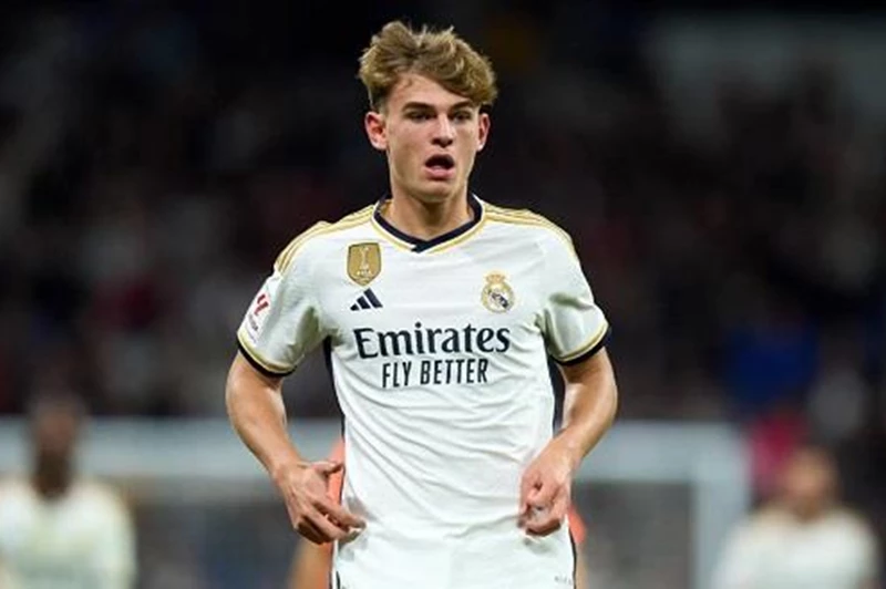 توتنهام يسعى لاستبدال إيزي بنجم أتالانتا نيكو باز