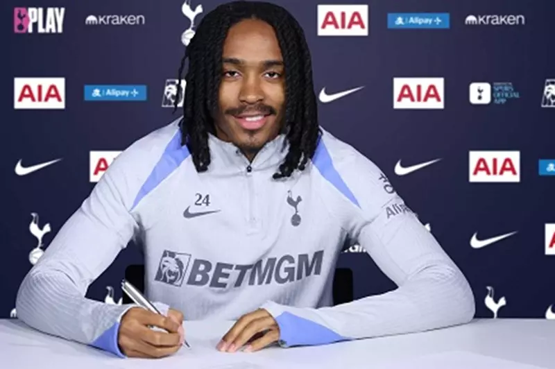 توتنهام يعزز استقراره بتجديد عقد دجيد سبنس للمرة الثانية خلال عام