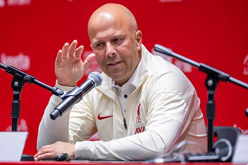 سلوت بعد الخسارة من كريستال بالاس: ضغوطات قميص ليفربول وتأثيرها النفسي على اللاعبين