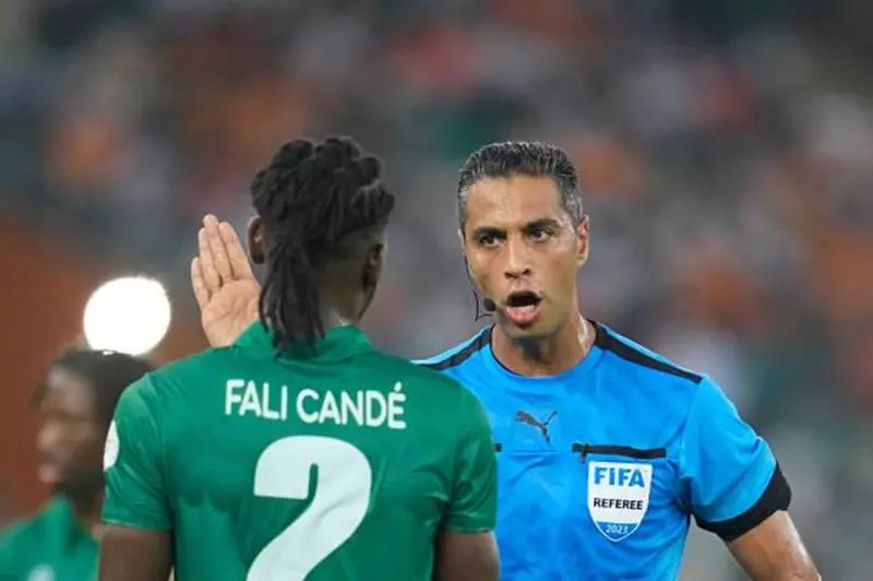 طاقم تحكيم مصري يواكب مباراة كينيا وجامبيا في تصفيات كأس العالم