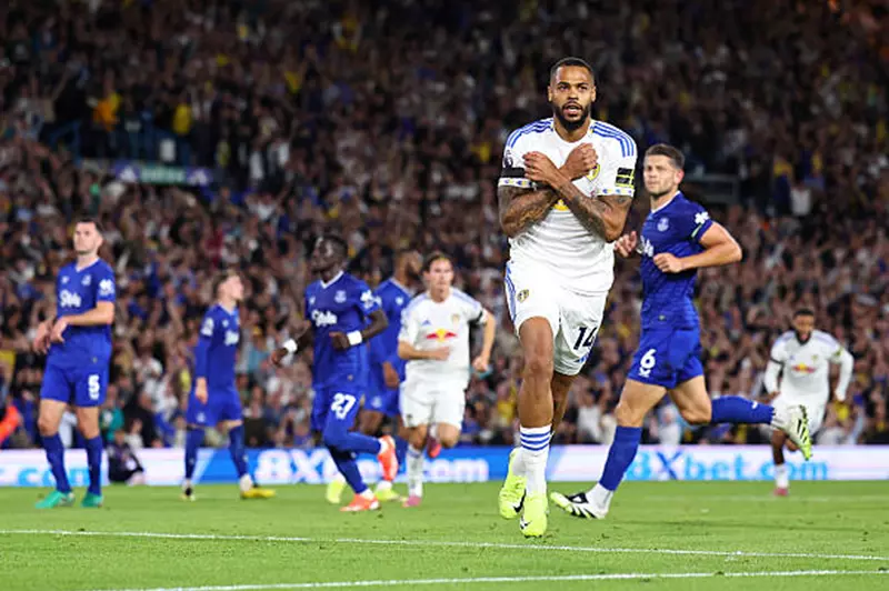 ظهور جريليش وتألق ليدز في انتصاره على إيفرتون بالدوري الإنجليزي