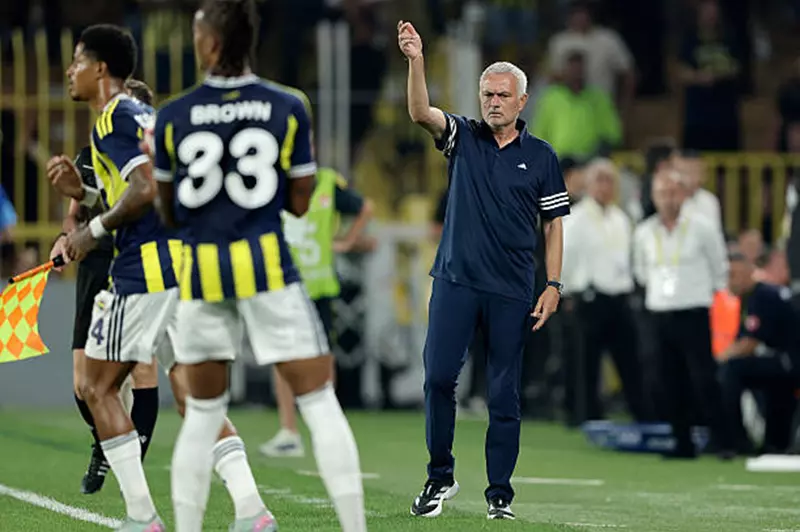 عقبة مورينيو في الطريق إلى التألق: فنربخشة يتجاوز فينورد في تصفيات الأبطال