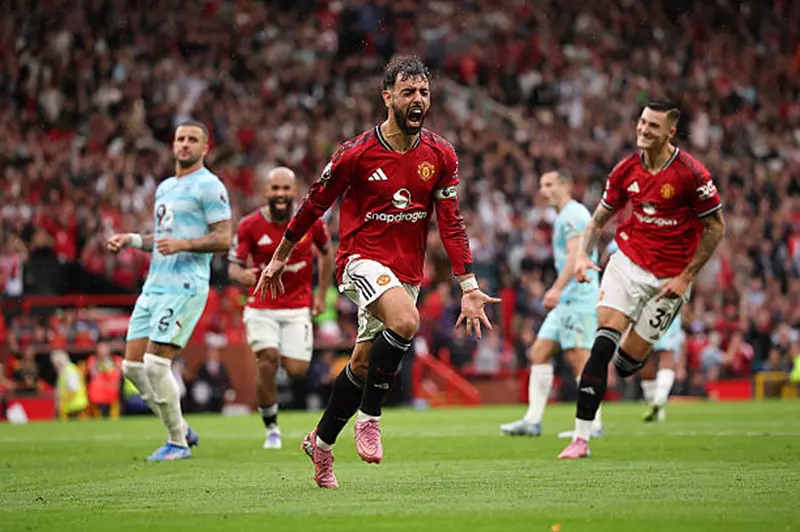 مانشستر يونايتد يتجاوز بيرنلي بفوز مثير في اللحظات الأخيرة