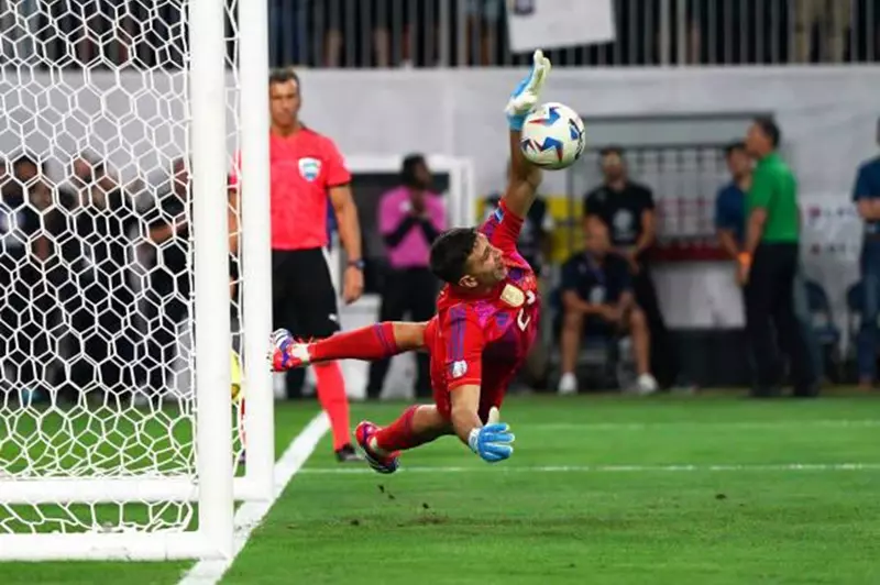 مانشستر يونايتد يسعى لضم إيميليانو مارتينيز في صفقة جديدة