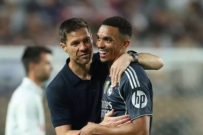 مستقبل أرنولد مع مانشستر سيتي في يناير: اهتمام متزايد وتحليلات مفصلة