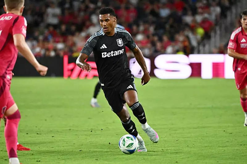 مفاوضات أستون فيلا لأبرز مهاجم أفريقي بديل لواتكينز