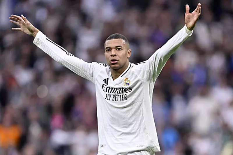 ميسي ومبابي: معركة الأرقام القياسية في كرة القدم الأوروبية