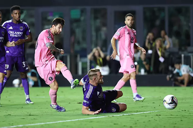 ميسي يشير إلى احتمالية اعتزاله الدولي بعد مواجهة فنزويلا الأخيرة