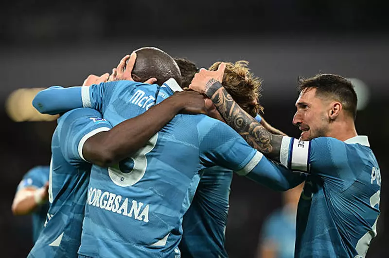 نابولي يسعى للحفاظ على نجومه من خلال عقود طويلة الأمد