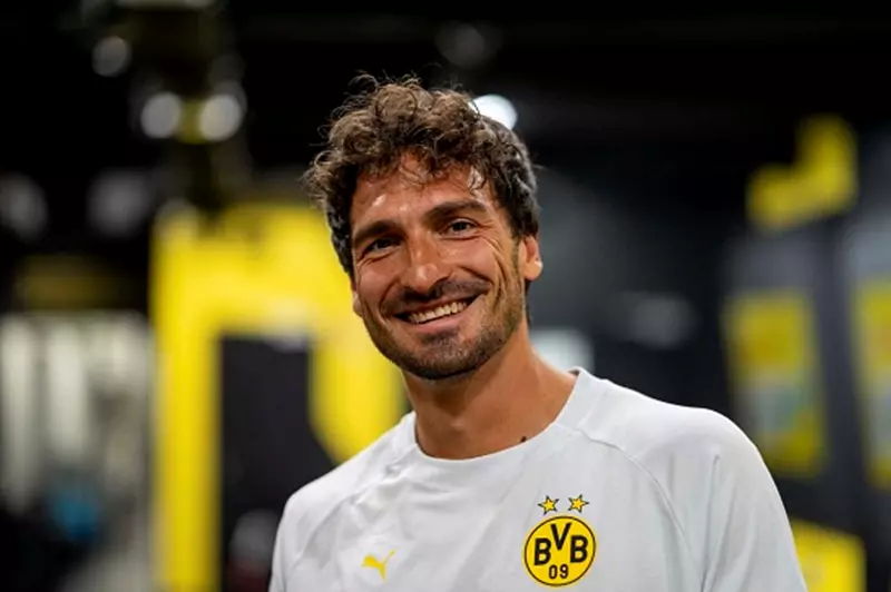 وسط هتافات جماهير دورتموند.. وداع مؤثر لهوملز في نهاية مسيرته الرياضية