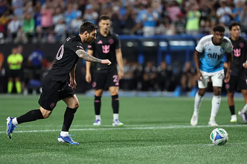 أداء ميسي القوي والنتائج المخيبة في مواجهة شارلوت مع إنتر ميامي