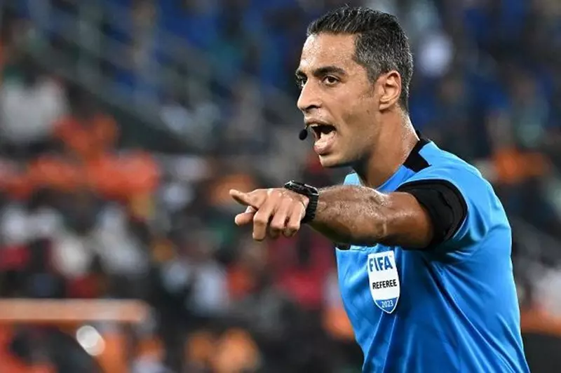 أمين عمر وأهم لحظات تحكيم مباريات الدوري الممتاز يوم السبت