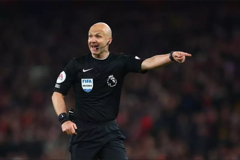 أنتوني تايلور يقود ديربي مانشستر في مباراة حاسمة بالدوري الإنجليزي