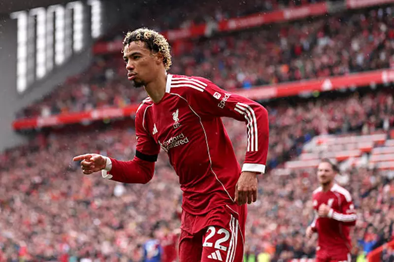 أهمية التعاون بين المهاجمين في تحقيق الأهداف في كرة القدم الحديثة