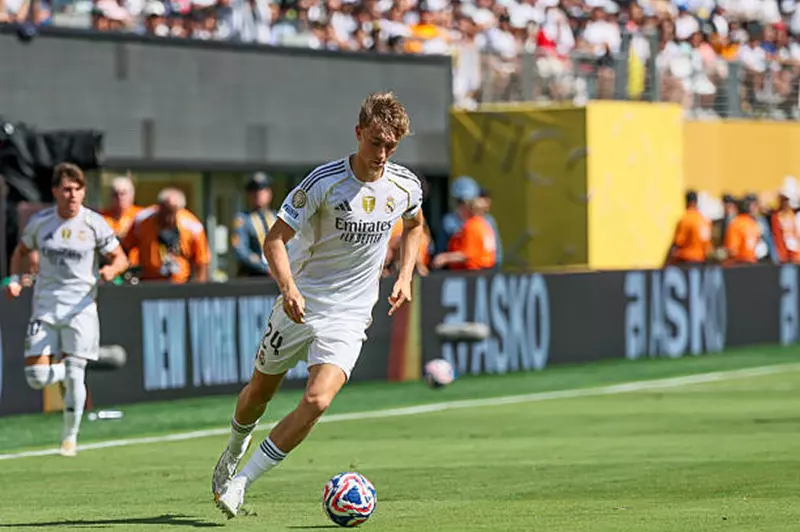 إيقاف هويسن لمباراة واحدة بعد طرده أمام سوسيداد